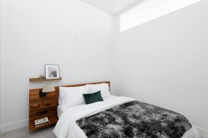 um quarto com uma cama com um cobertor preto e branco em Flexhome Skywalk to Fiserv 1BR Apt U2 - READ INFO em Milwaukee