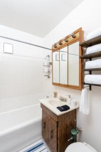 y baño con lavabo, aseo y bañera. en Flexhome Economy 2BR Apartment B2 - READ INFO, en Milwaukee