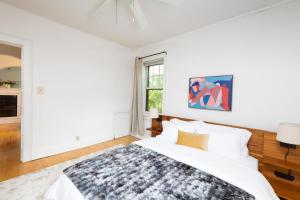 um quarto branco com uma cama e uma janela em Flexhome Economy 2BR Apartment B2 - READ INFO em Milwaukee