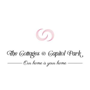 Un panneau indiquant les cours un parc de capital notre maison est votre maison dans l'établissement The Cottages at Capitol Park, à Bâton-Rouge