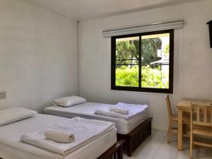Tempat tidur dalam kamar di LayTrang Pakmeng Marina Spa and Resort