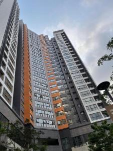 un grand bâtiment avec de nombreuses fenêtres dans l'établissement Star Lake Daewoo Tay Ho Luxury Apartment, à Hanoï