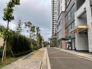 une rue vide dans une ville avec de grands immeubles dans l'établissement Star Lake Daewoo Tay Ho Luxury Apartment, à Hanoï