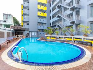 an empty swimming pool in an apartment building at Eastiny Inn Hotel in Pattaya