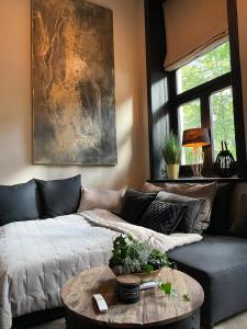 Voodi või voodid majutusasutuse Black Suite 2 Luxus in Alsternähe toas