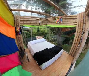un dormitorio en una cúpula con una cama en ella en Biohotel Ecohouse, en Guarne