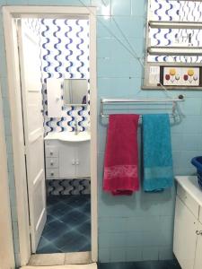 y baño con lavabo y toalla roja y azul. en !Penha casa toda mobiliada para temporada, en Río de Janeiro