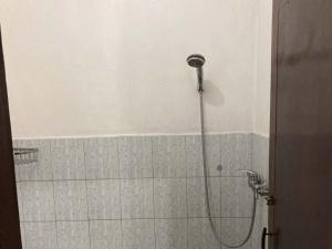 Koupelna v ubytování Taman Ayu Homestay Munduk Mitra RedDoorz