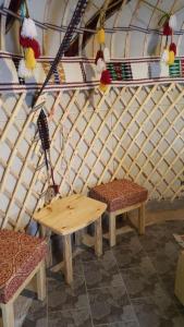 una mesa y 2 sillas en una yurta en Boutigue Hotel Nebesa, en Chimgan