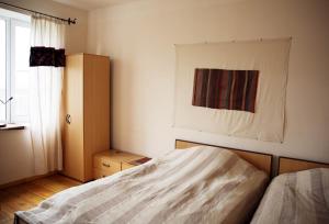 ein Schlafzimmer mit einem Bett und einem Wandgemälde in der Unterkunft Wings of Tatev Private Villa in Halidzor