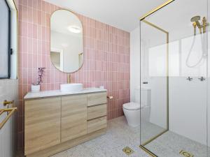un bagno con lavandino, WC e specchio di Yabbarra Beach House a Dalmeny Altre 14 foto