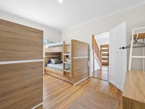 Uma ou mais camas em beliche em um quarto em Yabbarra Beach House