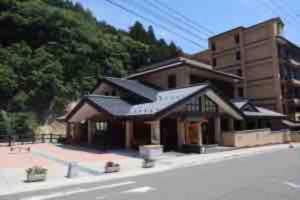 um edifício ao lado de uma rua em 昭和の家ume em Fukushima