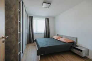 Posteľ alebo postele v izbe v ubytovaní Apartmány u Škraba