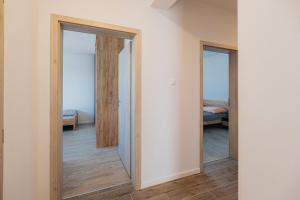 Posteľ alebo postele v izbe v ubytovaní Apartmány u Škraba
