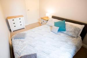Rúm í herbergi á Entire Duplex apartment for up to 6 guests, free wifi
