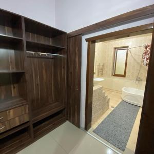 baño con puerta corredera de cristal, aseo y lavamanos en Premium hostel, en Tashkent