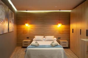 Un pat sau paturi într-o cameră la Ubrique Loft Rural