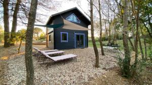 a blue tiny house in the middle of the woods at Domaine Vallon des Ocres in Bonnieux