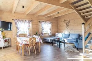 ein Wohnzimmer mit einem Sofa und einem Tisch in der Unterkunft Farmerska Chata in Czarna Góra