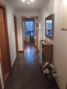 een woonkamer met een hal met een tafel en een spiegel bij Solaina Parking gratuito in Viveiro