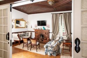 a living room with a fireplace and a table and chairs at Casa do Salgueiral in Santa Marta de Penaguião