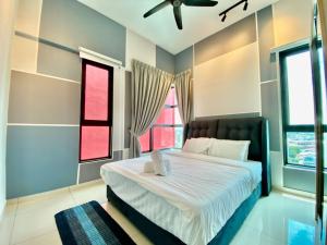 Postel nebo postele na pokoji v ubytování Melaka Ong Kim Wee Residences by Stayrene