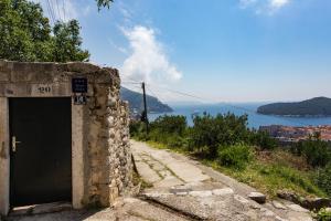 un edificio de piedra con una puerta al costado de una carretera en Studio Maro, en Dubrovnik