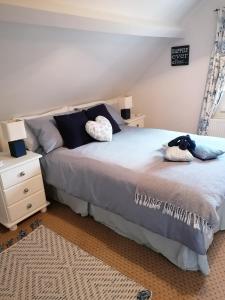 un dormitorio con una cama con dos almohadas. en Carnowen Cottage, en Ringsend 18 fotos más