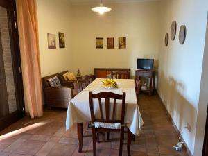een eetkamer met een witte tafel en stoelen bij Casa Trachini in Palmi