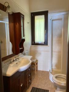 een badkamer met een wastafel, een toilet en een douche bij Casa Trachini in Palmi