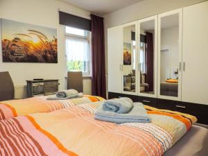 2 posti letto in camera con asciugamani di Ferienwohnung Zur Backstube a Tanne