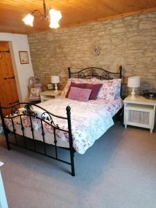 Tempat tidur dalam kamar di Carnowen Cottage