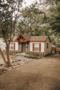 une petite maison au milieu d'une cour dans l'établissement The Woodlawn Guest Cottage, à Hot Springs