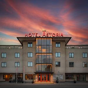 un extérieur de l'hôtel avec un panneau en haut dans l'établissement Hotel Astoria, Best Western Signature Collection, à Copenhague