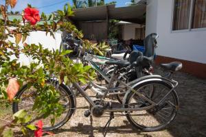 um grupo de bicicletas estacionadas ao lado de um edifício em Villa Veuve Casadani Hotel em La Digue
