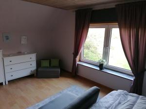 1 dormitorio con cama y ventana en Fewo Skjærnsøde, en Fjerritslev