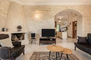 TV a/nebo společenská místnost v ubytování Caldera Platanias Villas