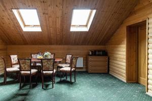 Shatura的住宿－Saint Lake (У Святого Озера)，一间带桌椅和天窗的用餐室