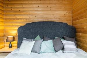 Shatura的住宿－Saint Lake (У Святого Озера)，一间卧室配有一张木墙床