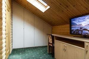 a room with a flat screen tv on a counter at Saint Lake (У Святого Озера) in Shatura