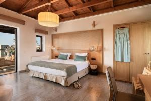 Giường trong phòng chung tại Caldera Platanias Villas