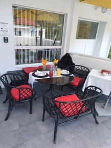 Restauracja lub miejsce do jedzenia w obiekcie Ferienhaus BLACK & WHITE