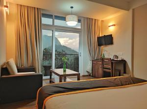 TV a/nebo společenská místnost v ubytování Shola Crown Resort - Munnar