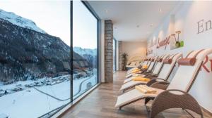 eine Reihe von Stühlen in einem Zimmer mit Bergen an der Wand in der Unterkunft Ferienwohnungen Winnebach in Gries