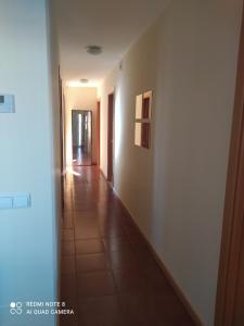 um corredor com paredes brancas e piso em azulejo em Casa Vainilla em San Miguel del Pino