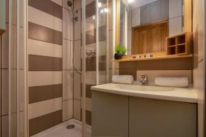 La salle de bains est pourvue d'un lavabo et d'une douche. dans l'établissement Chamonix Sud - Balme 111 - Happy Rentals, à Chamonix-Mont-Blanc
