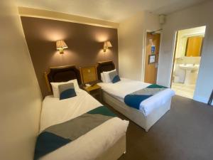 Llit o llits en una habitació de Cardiff Sandringham Hotel