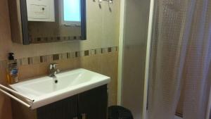 y baño con lavabo y ducha con espejo. en CASA LOS BLOQUES, en Zamora