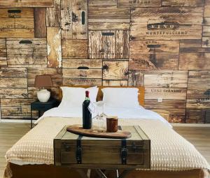 sypialnia z łóżkiem ze stołem i butelką wina w obiekcie Villa 112 w mieście Dîrlos